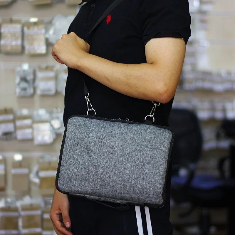 Tablet için Omuz Askılı ve El Tutacaklı Universal Sleeve Taşıma Çantası -UR3068